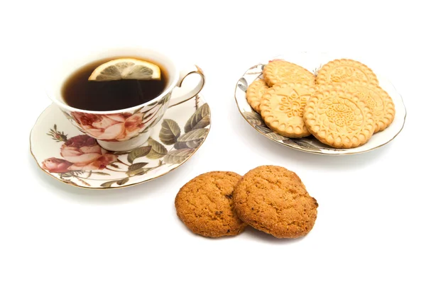 Xícara de chá com limão e biscoitos — Fotografia de Stock