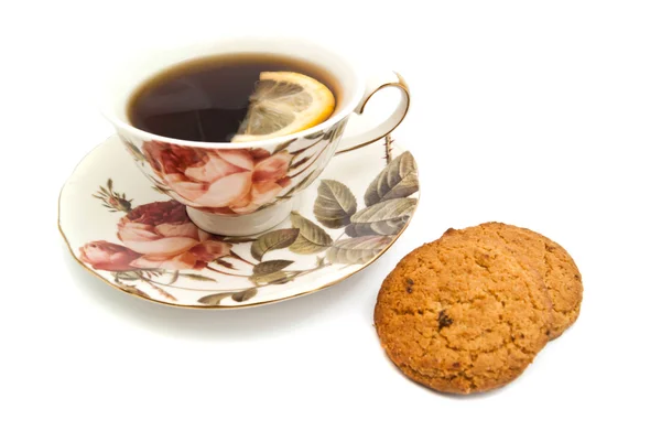 Galletas de avena y taza de té con limón —  Fotos de Stock