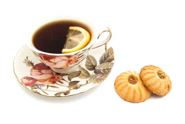 Печенье и кружка чая с лимоном — стоковое фото