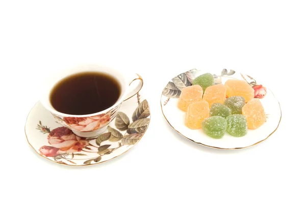 一杯の紅茶、フルーツのお菓子 — ストック写真