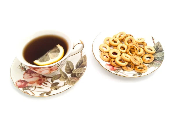 Bagels e chá com limão no branco — Fotografia de Stock