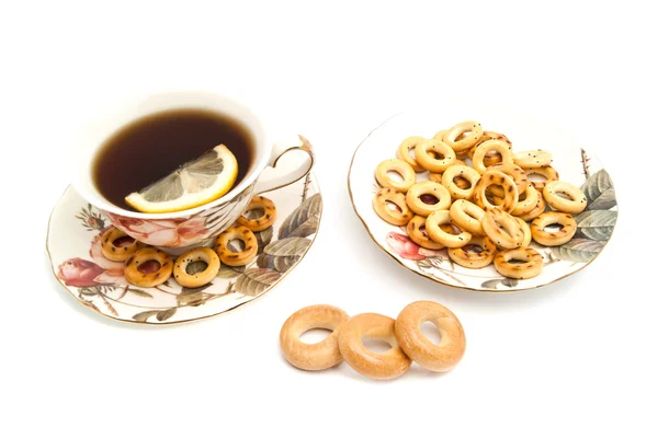 Bagel diversi e una tazza di tè con limone — Foto Stock