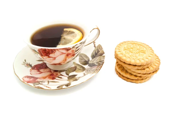 Tazza di tè con limone e biscotti saporiti — Foto Stock