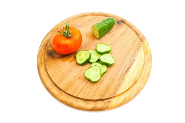 Pepino fresco e tomate vermelho na placa de corte — Fotografia de Stock