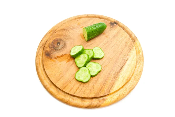 Färsk gurka på skärbräda — Stockfoto