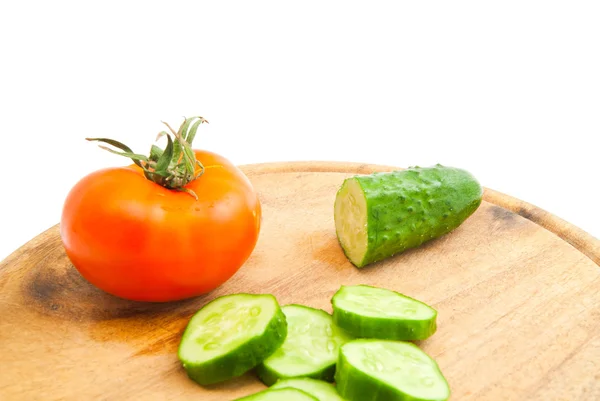 Salatalık ve domates ahşap kesme tahtası üzerinde — Stok fotoğraf