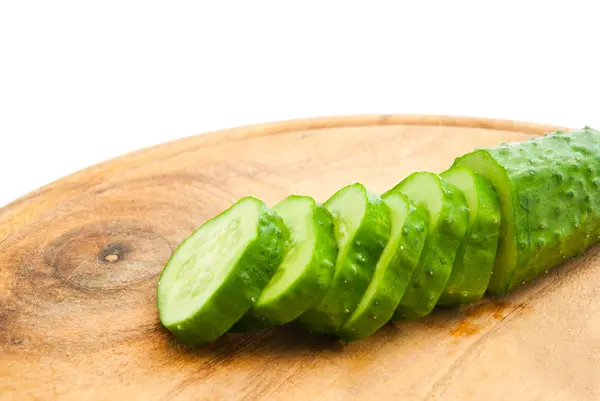 Pepino com fatias na placa de corte — Fotografia de Stock