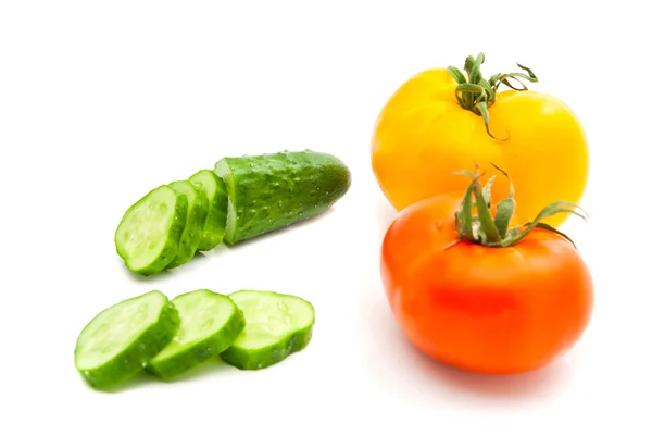 Frische Gurken und Tomaten — Stockfoto