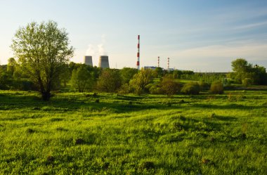 Santral güneşli yaz ormandaki