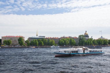 yaz gününde nehrinde gezi teknesi
