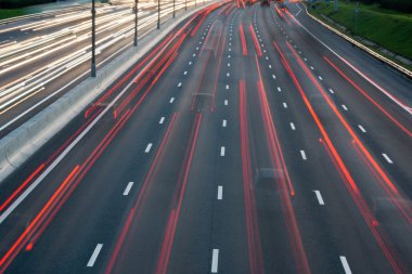 Gece karayolu üzerinde yoğun trafik