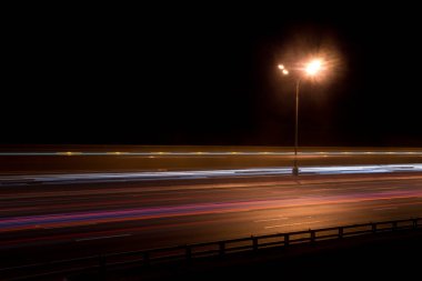 gece yolda sokak lambası