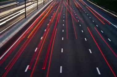 akşam yolda yoğun trafik