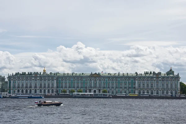 Hermoso palacio en el río — Foto de Stock
