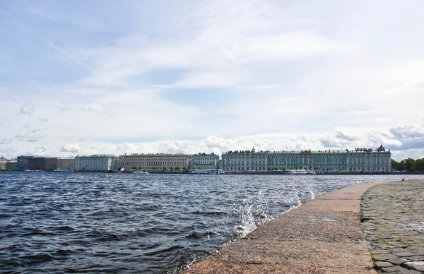 Waterfront ile eski evlerin görünümü — Stok fotoğraf