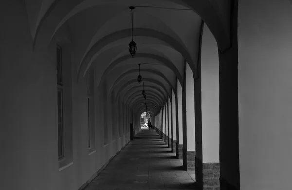 Pass along the building under arches — Stock Photo, Image