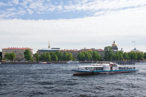 Barco de turismo en el río en el día de verano — Foto de Stock