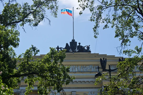 Vlag van Russische Federatie op het gebouw — Stockfoto