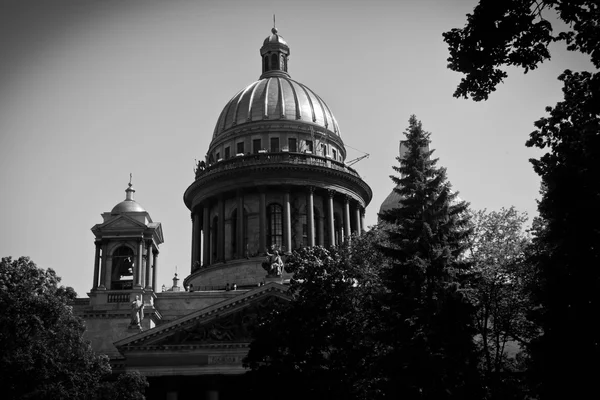 Catedral de San Isaac en San Petersburgo. Blanco y negro —  Fotos de Stock