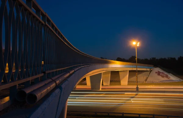 Мост через шоссе в вечернее время — стоковое фото