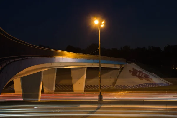 Geceleri meşgul karayolu üzerinde köprü — Stok fotoğraf