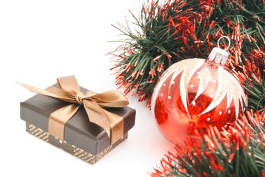 Kırmızı Noel ağacı oyuncak, tinsel ve kahverengi hediye kutusu