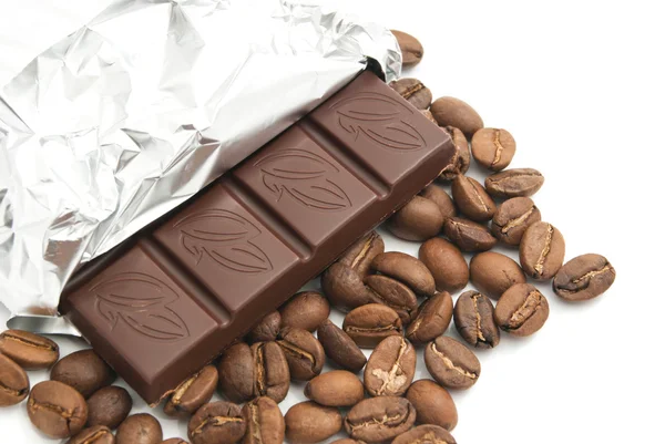 Cioccolato e mucchio di chicchi di caffè su bianco — Foto Stock
