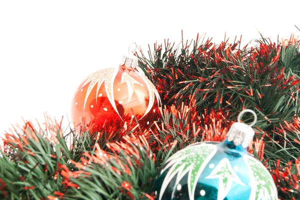 Par de juguetes de árbol de Navidad y oropel — Foto de Stock