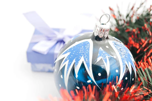 Juguete árbol de Navidad, caja de regalo y oropel en blanco — Foto de Stock