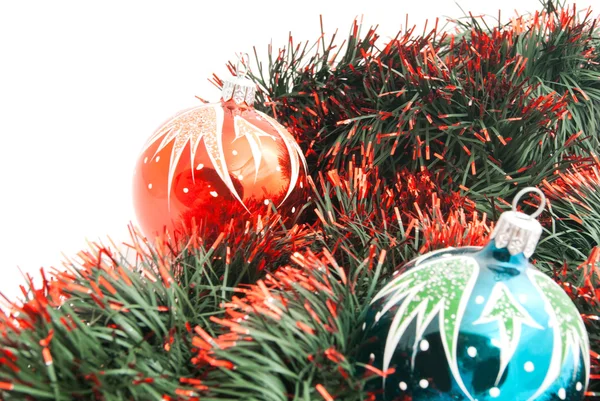Paar kerstboom speelgoed en klatergoud op wit — Stockfoto