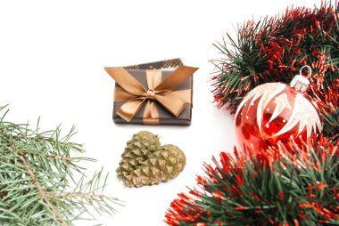 Noel ağacı oyuncak, koni, tinsel ve hediye kutusu