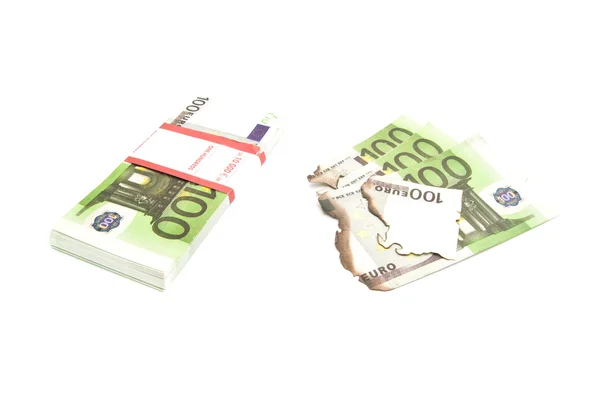 Spálené bankovky a pack EUR na bílém pozadí — Stock fotografie