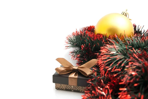 Caja de regalo, juguete del árbol de Navidad y oropel — Foto de Stock