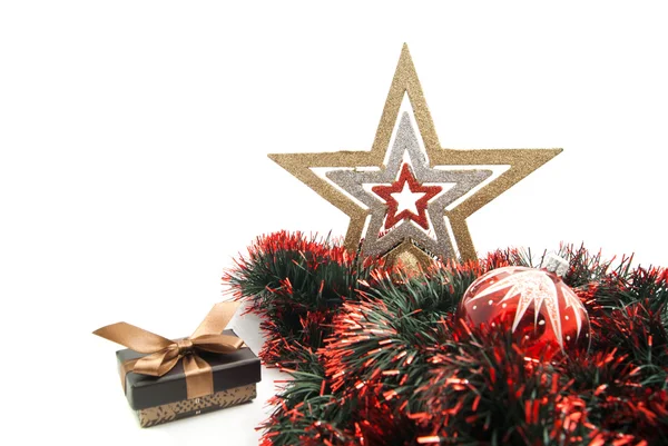 Kerstboom speelgoed, doos van de gift, star en klatergoud — Stockfoto