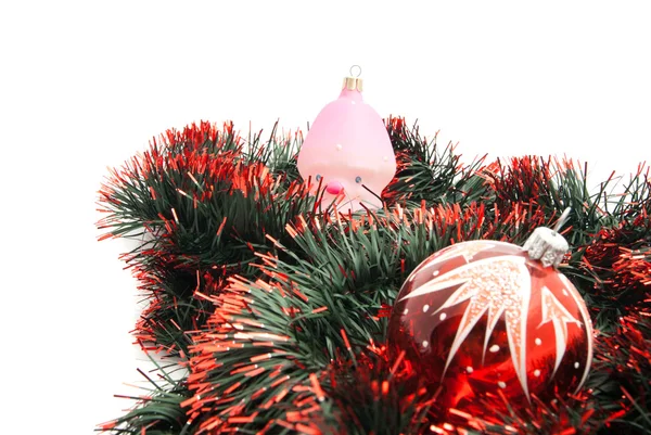 Paar Weihnachtsbaumspielzeug und Lametta auf weißem Grund — Stockfoto