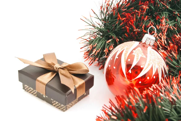 Weihnachtsbaumspielzeug, Lametta und braune Geschenkschachtel — Stockfoto