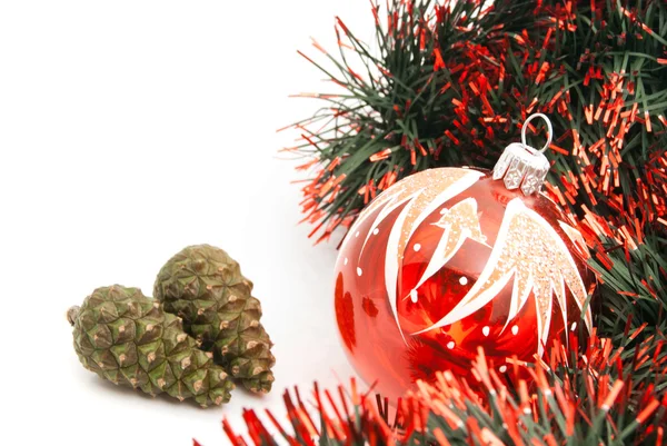 Brinquedo árvore de natal, ouropel e par de cones — Fotografia de Stock