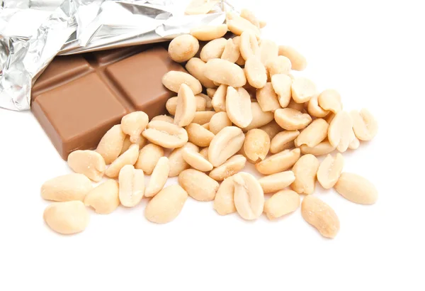 Barra de chocolate e alguns amendoins — Fotografia de Stock