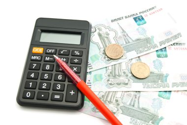banknot, hesap makinesi ve kırmızı kalem