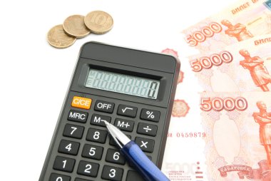 ruble banknotlar, hesap makinesi ve kalem 