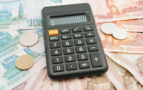 Kalkulačka, různé ruské bankovky a mince — Stock fotografie