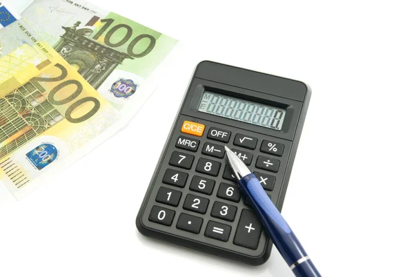 Euro banknot, hesap makinesi ve mavi kalem
