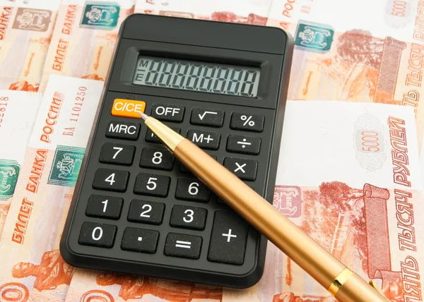 Kalkulačka, pera a ruské bankovky — Stock fotografie