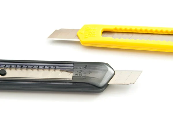 Różne artykuły papiernicze noże na biały — Zdjęcie stockowe