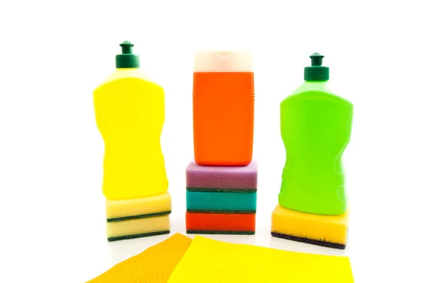 Farbige Flaschen Waschmittel, Lumpen und Schwämme — Stockfoto