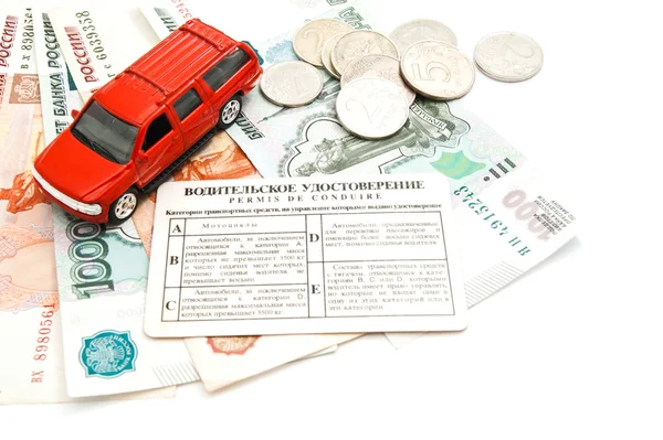 Rotes Auto, Führerschein, Münzen und Geld — Stockfoto