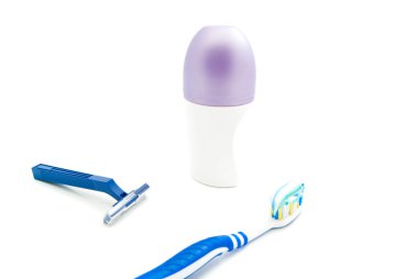 deodorant, jilet ve diş fırçası