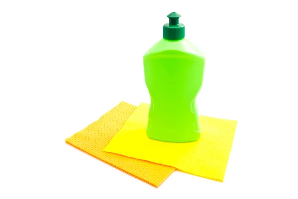 Zielone butelki detergentu i szmaty — Zdjęcie stockowe