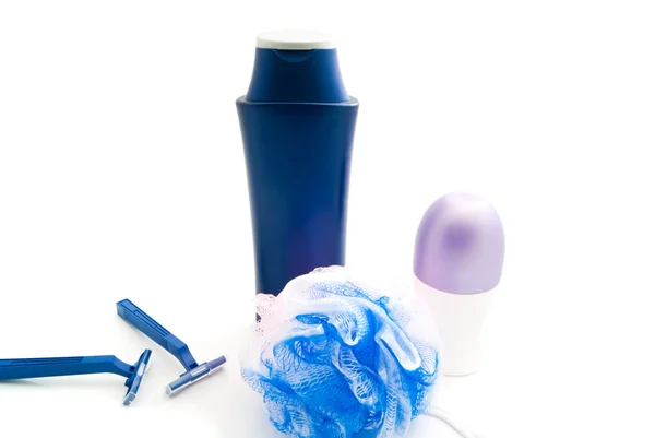 Desodorante, wisp, afeitadoras azules y champú — Foto de Stock