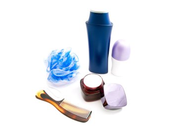 deodorant, kremi, şampuan ve tarak